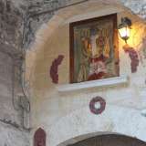Un tabernacolo custodisce la statuetta di San Nicola